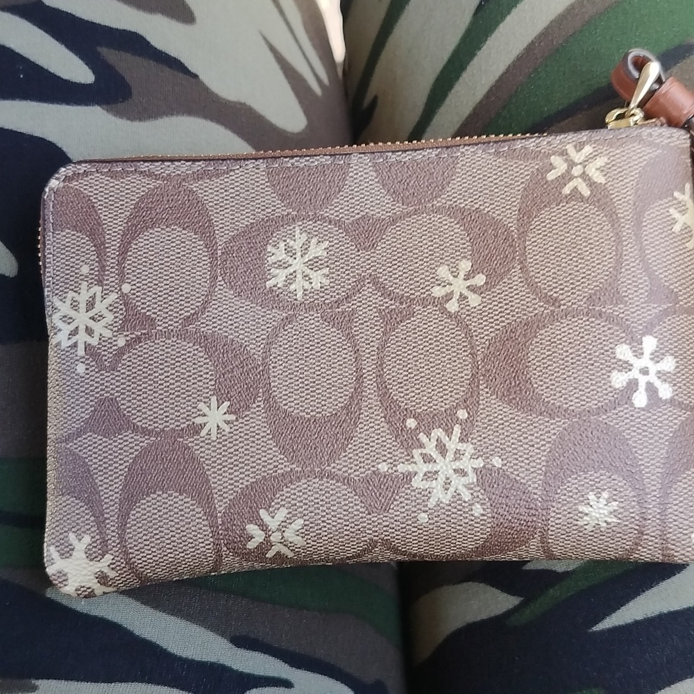 Coach wristlets snowflakes ❄️❄️❄️ - Picture 1 of 10